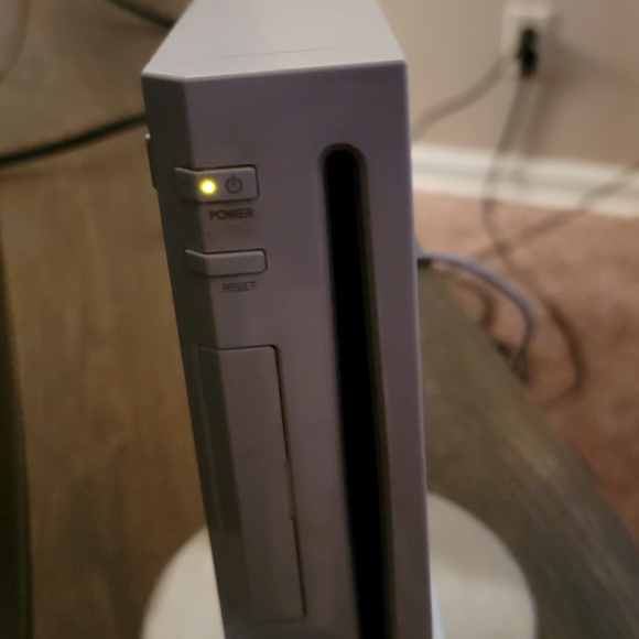 Wii console and games - Picture 5 of 8